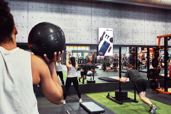 Ecran d'affichage clubs de sport Basic-fit pour toucher les jeunes