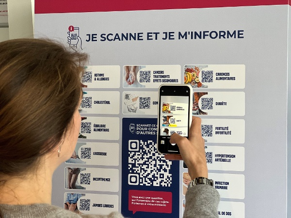 femme QR codes sante salle attente