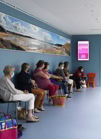 afficahge digital sur écran en salle d'attente médicale