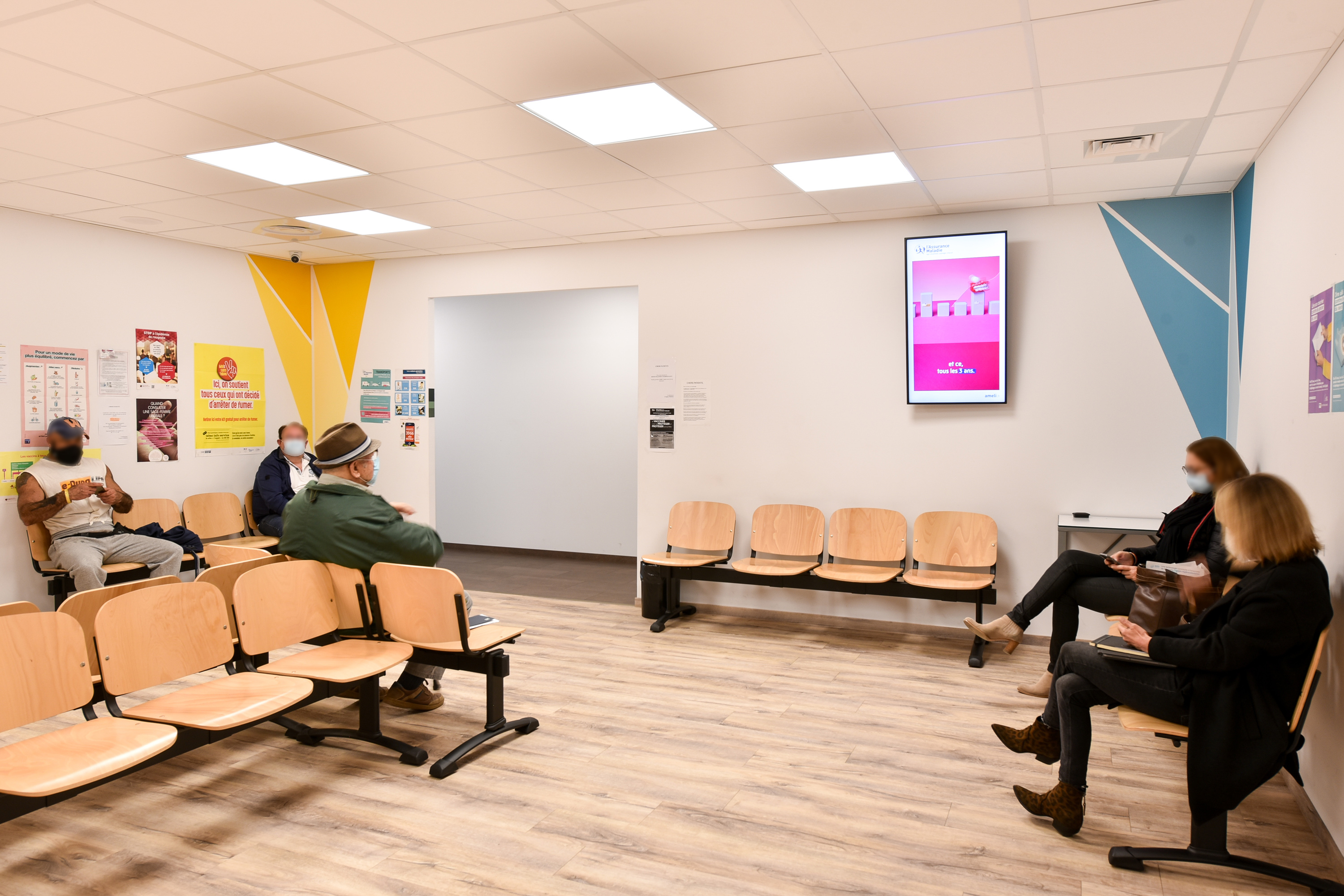 Salle attente médicale équipée d'un écran d'affichage dynamique pour informer les patients