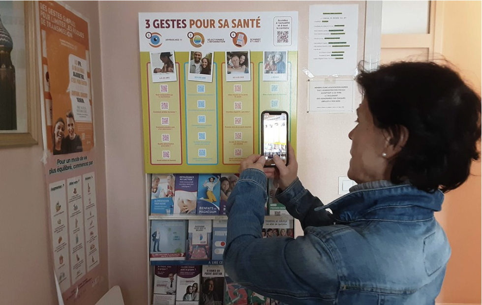 QR code santé sur affiche en salle d’attente - communication phygitale IDS Media