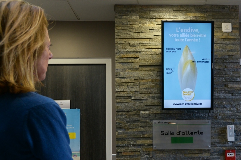 QR code santé sur affiche en salle d’attente - communication phygitale IDS Media