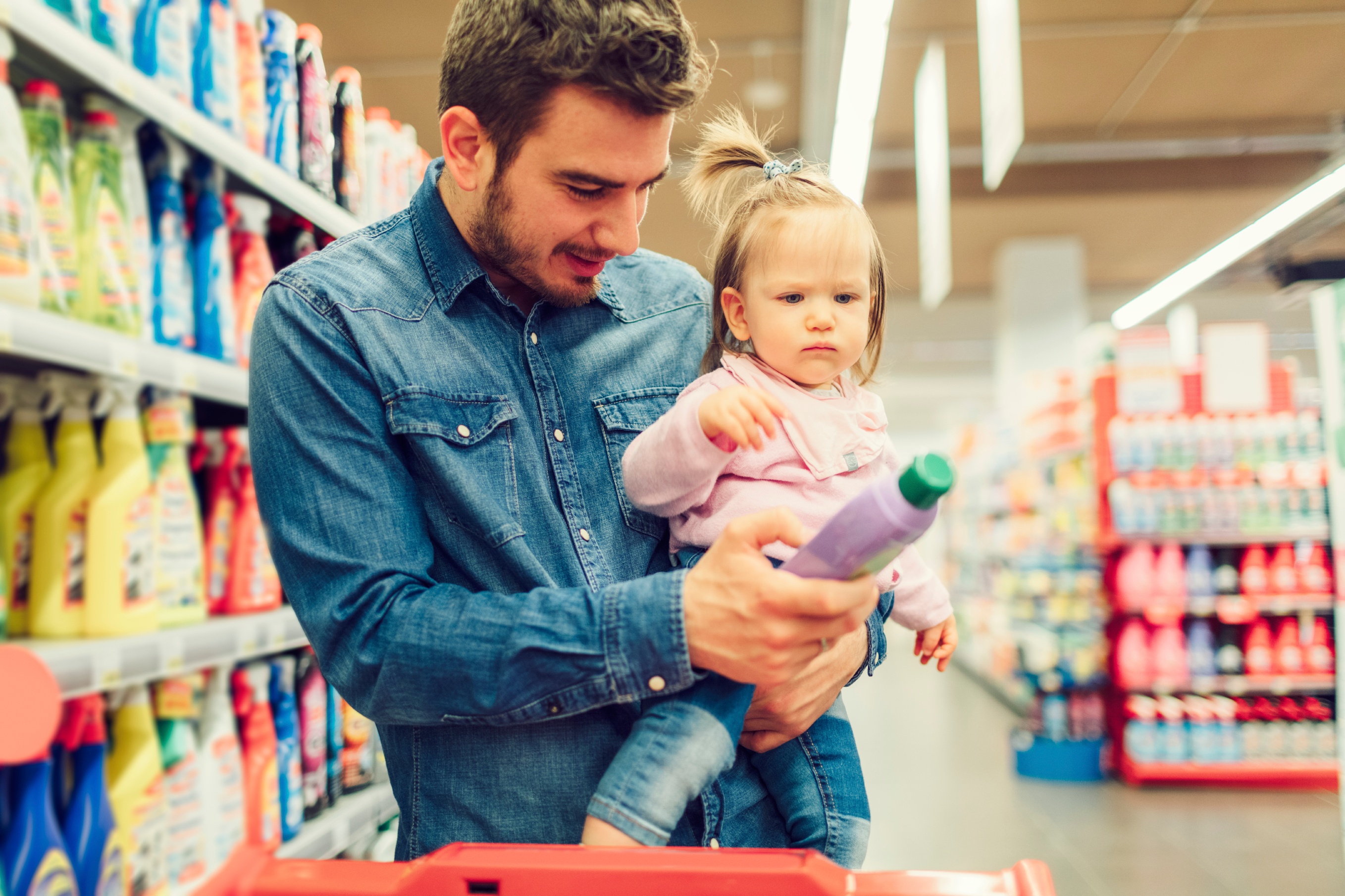 Father-And-His-Baby-Daughter-In-A-Supermarket-000094582243_Large