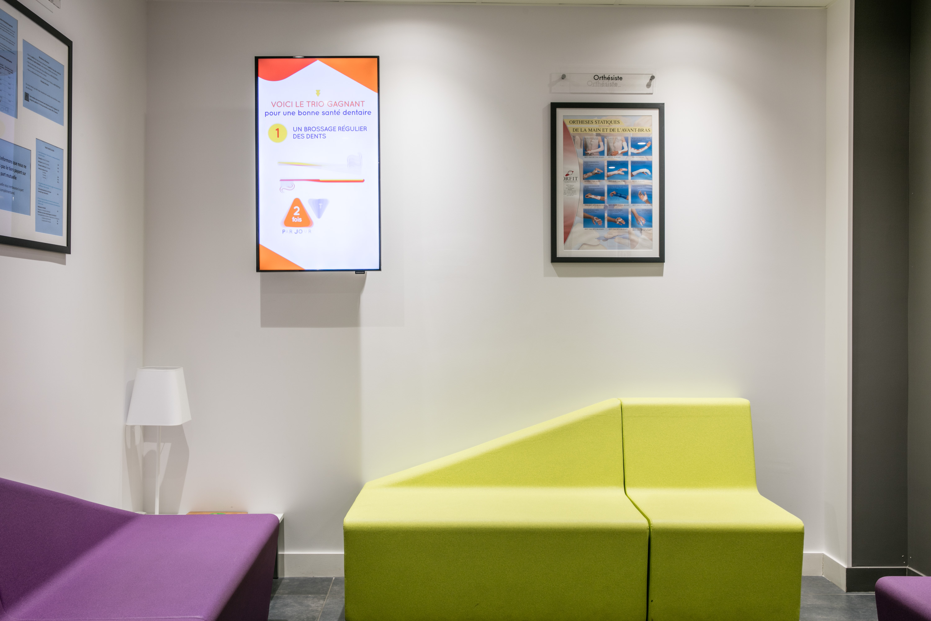 Installer des écrans en salle d’attente de cabinet médical : les étapes clefs